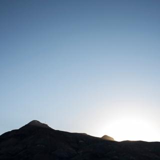 日落时M山的图像