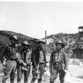 矿工们站在凯利矿前